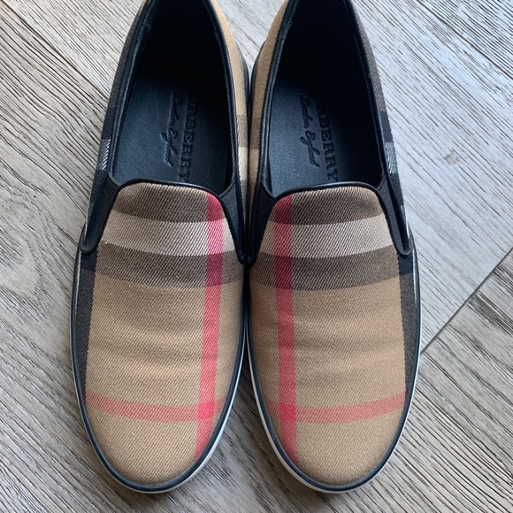 —-SOLD——-Womens Burberry Check Slip on Sneakers - Picture 2 of 7